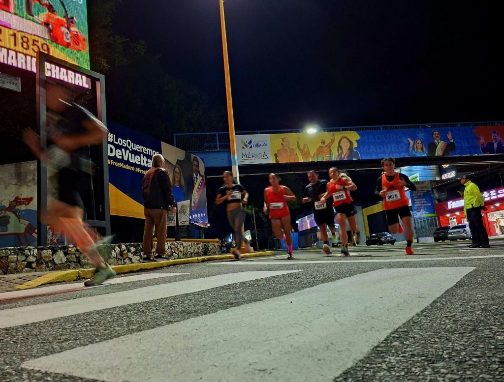 Más de 1000 atletas participaron en la carrera "Bolívar Vuelve" en Mérida