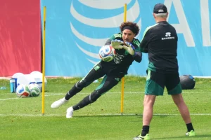 Memo Ochoa trabaja para conseguir puesto en lo que sería su sexto mundial