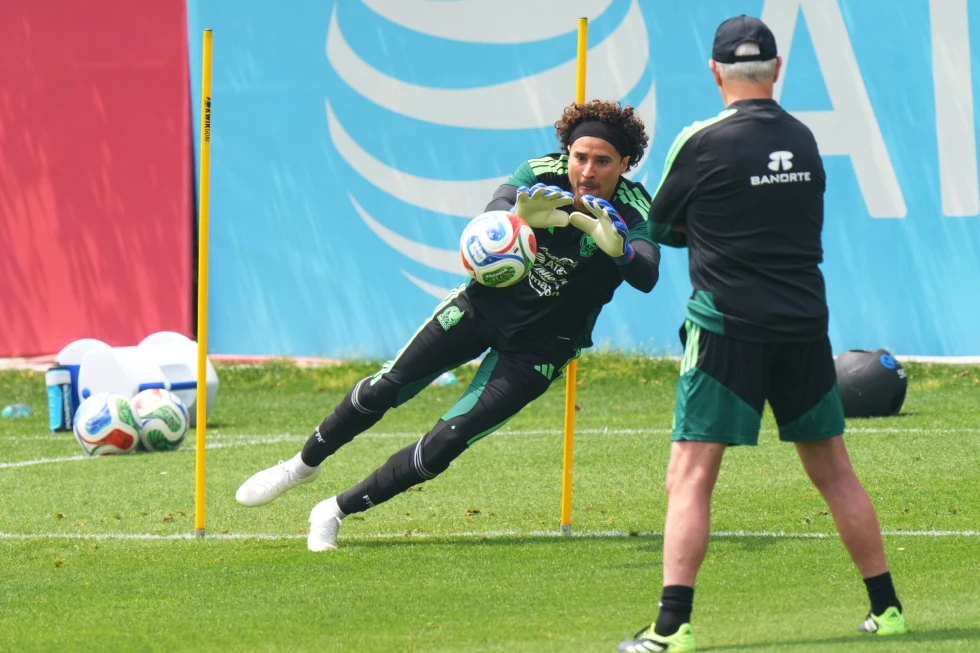 Memo Ochoa trabaja para conseguir puesto en lo que sería su sexto mundial