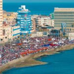 Miles de cubanos marchan en La Habana por el Primero de Mayo