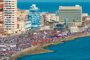 Miles de cubanos marchan en La Habana por el Primero de Mayo