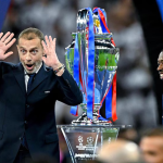 El error del presidente de la UEFA durante la premiación del PSG tras ganar la Champions League que recorre el mundo