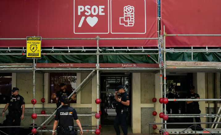 Guardia Civil española allana sede del Partido Socialista Español por denuncias en manejo de jueces