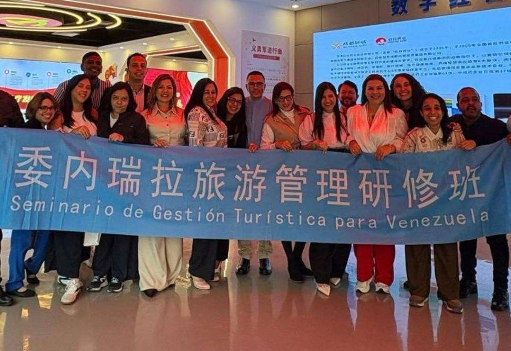 Participantes del Seminario de Gestión Turística visitan Centro Farmacéutico Chase Sun en China