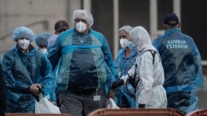Un guardia civil murió durante el desembarco del crucero con hantavirus en Canarias
