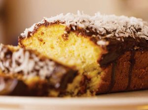 Ponqué de coco con baño de chocolate