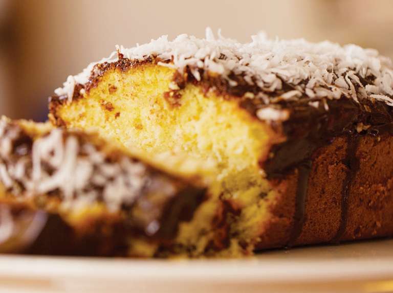 Ponqué de coco con baño de chocolate