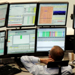 suben las bolsas y cae el petróleo