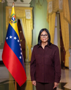 Presentan foto oficial de la presidenta (E) para líneas de mando de la Fanb