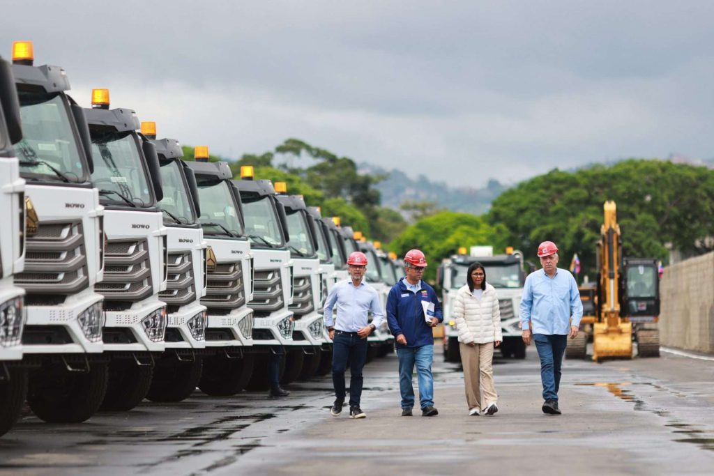Presidenta (E) entrega camiones compactadores y maquinaria para el "Plan Lluvia"