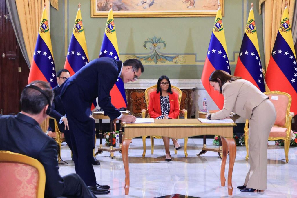 Presidenta (E) recibe a delegación de EEUU y firma nuevos acuerdos energéticos
