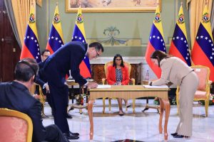 Presidenta (E) recibe a delegación de EEUU y firma nuevos acuerdos energéticos