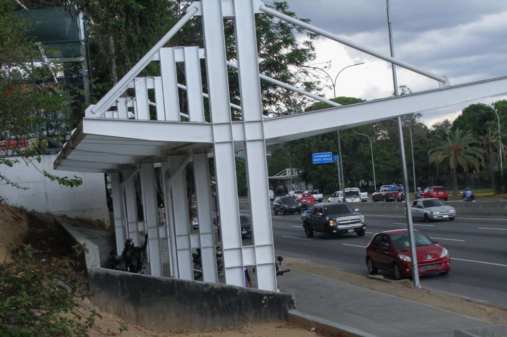 Refugios para motorizados de autopista alivian tráfico en lluvias