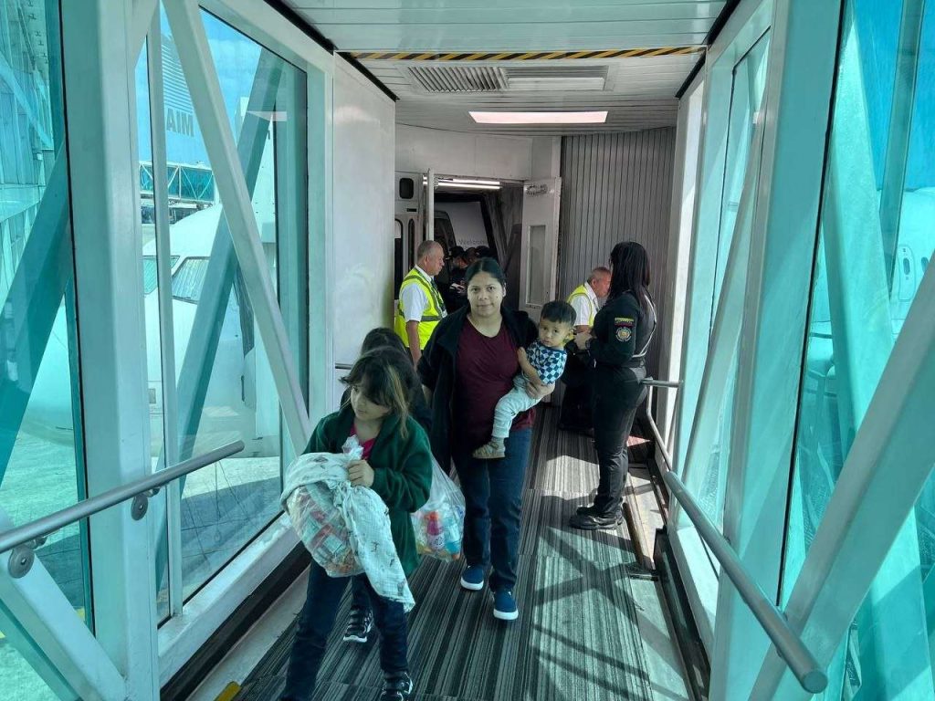 Regresan al país 133 venezolanos procedentes de Estados Unidos