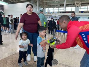 Retornan 162 venezolanos desde Miami gracias a Vuelta a la Patria