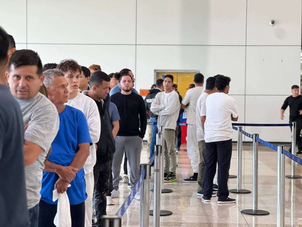 Retornan al país 126 venezolanos procedentes de Estados Unidos