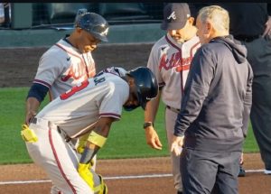 Ronald Acuña Jr. abandona el juego por lesión en la pierna izquierda