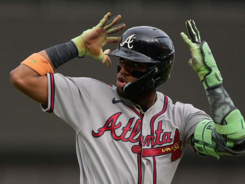 Ronald Acuña Jr. la saca del campo en victoria de los Bravos