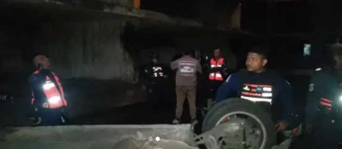 Dos personas fallecidas al caer al vacío un vehículo en un estacionamiento mecánico en Caracas