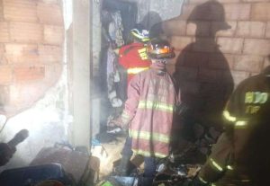 Sofocan incendio en edificio de Bello Monte y desalojan a 25 personas