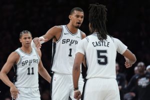 Stephon Castle anota 32 y Spurs aplastan 139-109 a Timberwolves para eliminarlos en 6 partidos