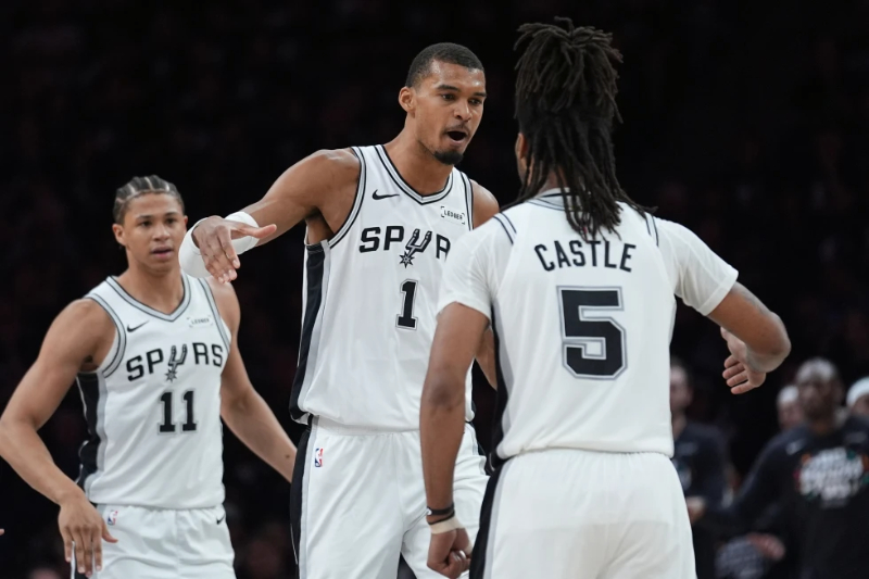 Stephon Castle anota 32 y Spurs aplastan 139-109 a Timberwolves para eliminarlos en 6 partidos