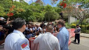 Trabajadores entregaron documento con peticiones ante la Embajada de EEUU
