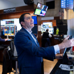 Wall Street cierra en verde pendiente de avances en Irán y de los resultados de Nvidia