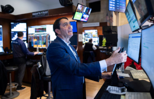 Wall Street cierra en verde pendiente de avances en Irán y de los resultados de Nvidia