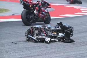 el español Álex Márquez voló por el aire tras un despite y su moto quedó destruida