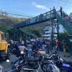 Se cansaron y trancaron la carretera Los Teques-Caracas en protesta por la falta de agua