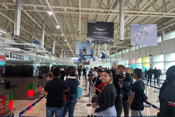 Arribaron al país 134 venezolanos en el primer vuelo humanitario desde Panamá