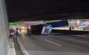 Accidente en la autopista Gran Cacique Guaicaipuro dejó dos muertos