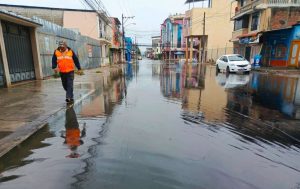 Aluvión provocado por lluvias deja un muerto en Ecuador