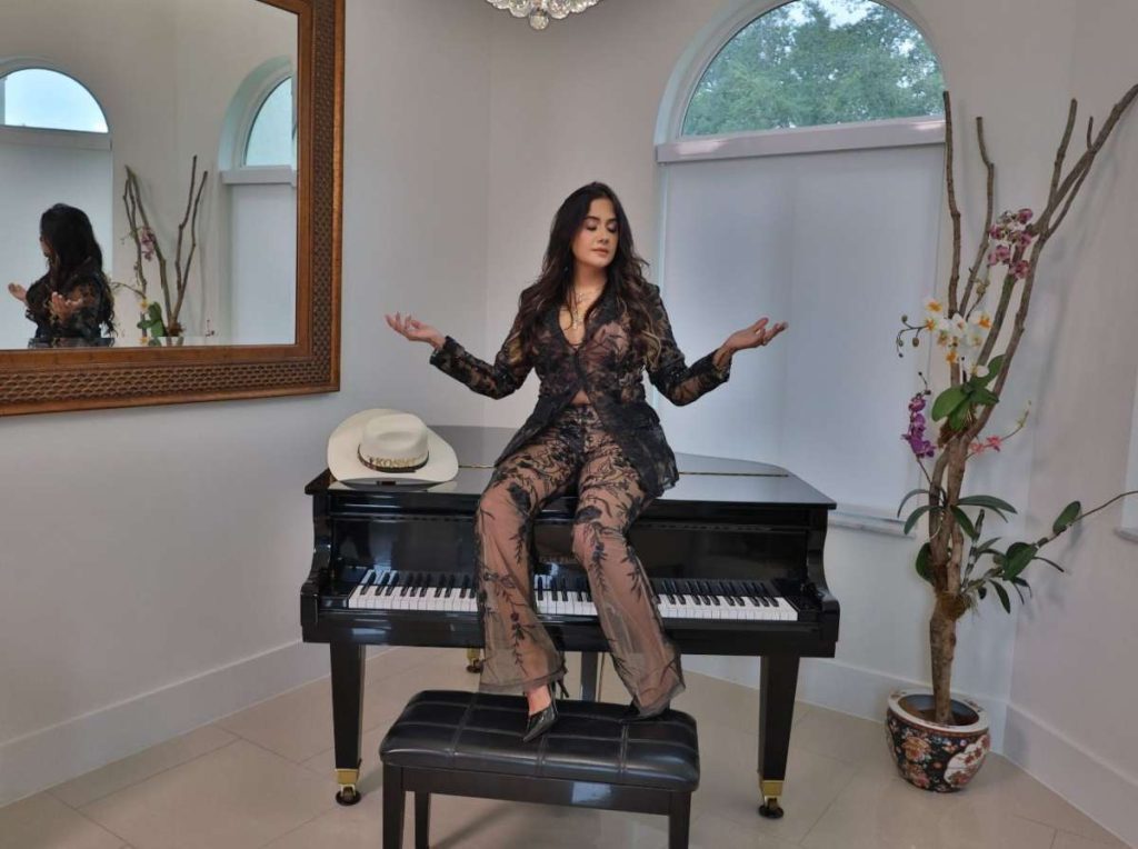 Annakarina estrena su primer álbum con la mirada puesta en los Latin Grammy