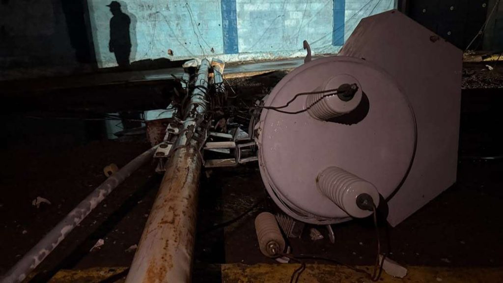 Árboles y postes caídos por lluvia en Zulia generaron cortes eléctricos