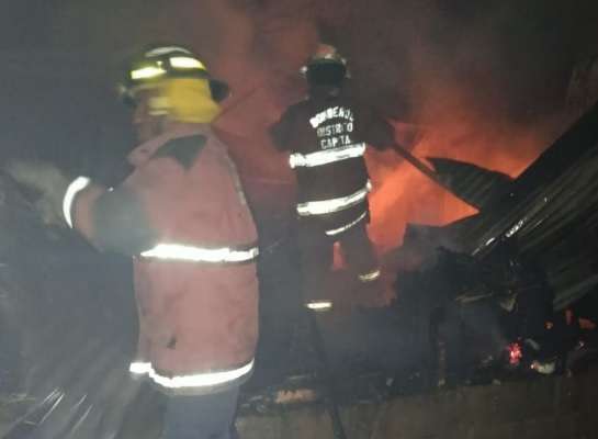 Bomberos de Caracas controlaron voraz incendio en vivienda de Petare
