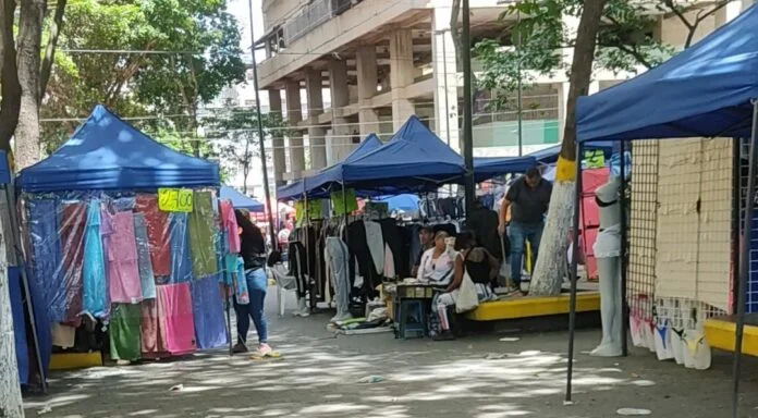 Comerciantes informales de La Hoyada y Catia calculan el dólar hasta en 1.050 bolívares