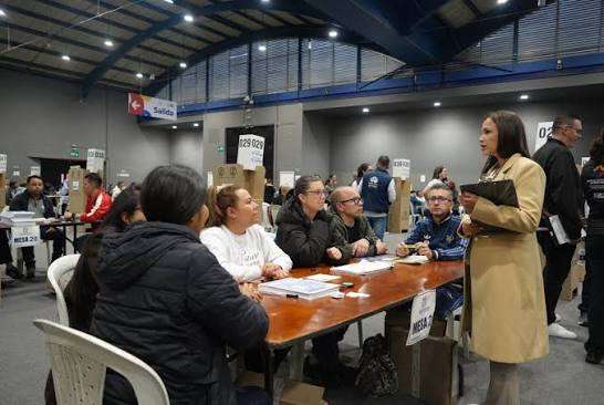 Cierran colegios electorales en segunda vuelta presidencial en Colombia
