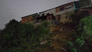 Colapsa parte posterior de una vivienda en el 23 de Enero tras intensas lluvias
