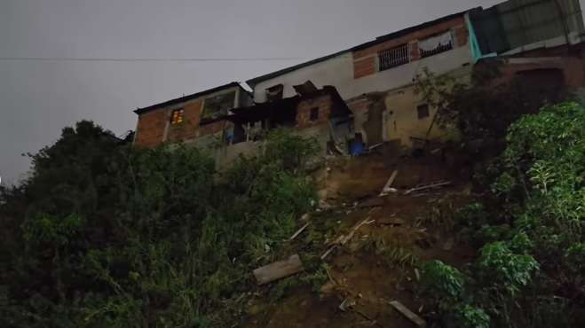 Colapsa parte posterior de una vivienda en el 23 de Enero tras intensas lluvias