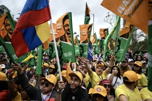 Colombia decide rumbo entre polos opuestos