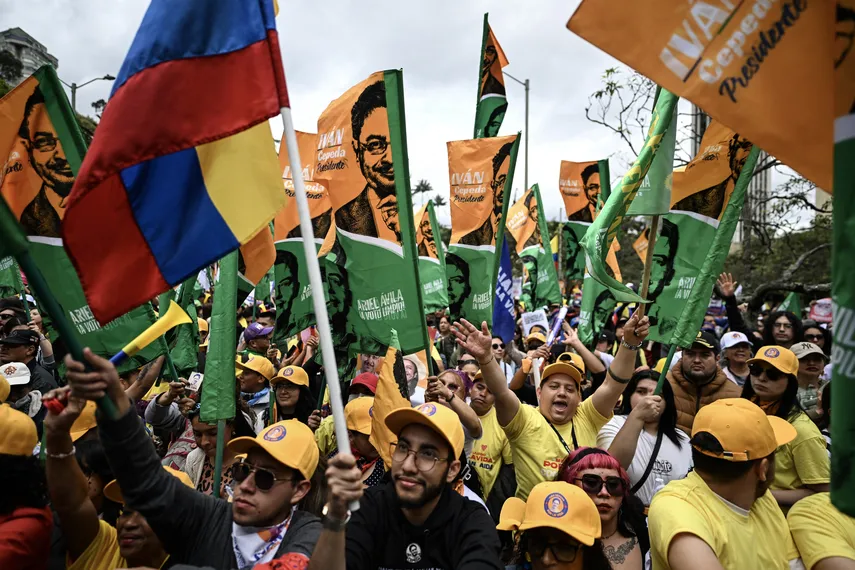 Colombia decide rumbo entre polos opuestos