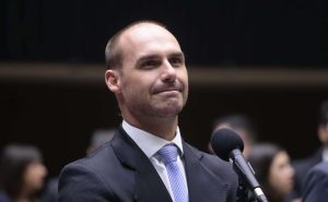 Condenan a cuatro años a Eduardo Bolsonaro por coacciones