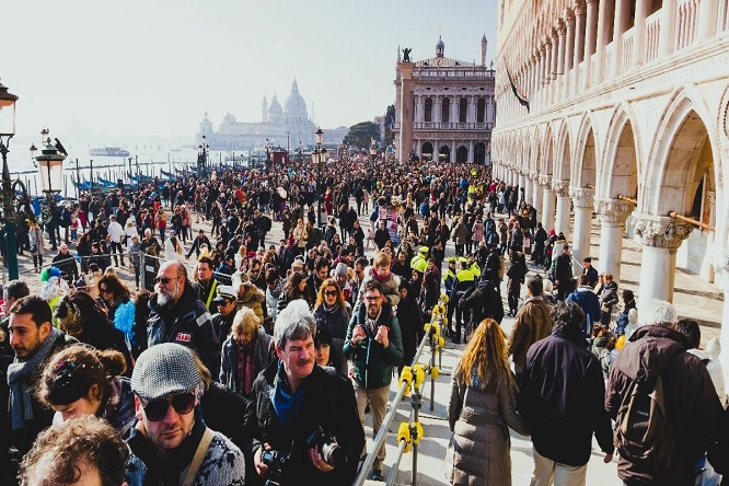 Francesco Lovaglio Tafuri - Turismo masivo; El dilema del impacto global - FOTO