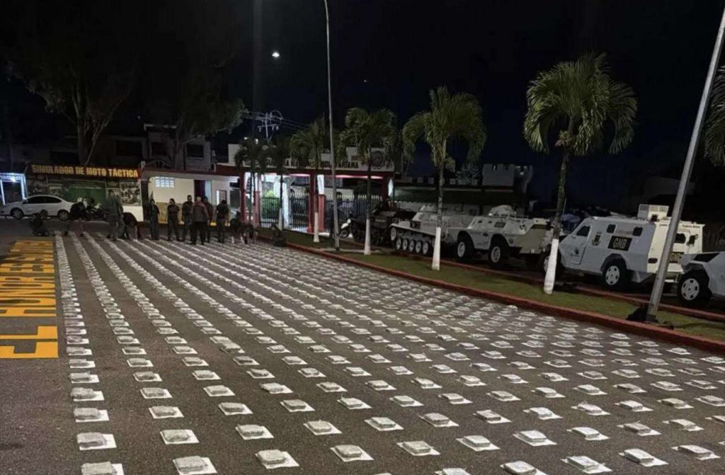 Detuvieron a tres traficantes y le incautaron 917 panelas de drogas