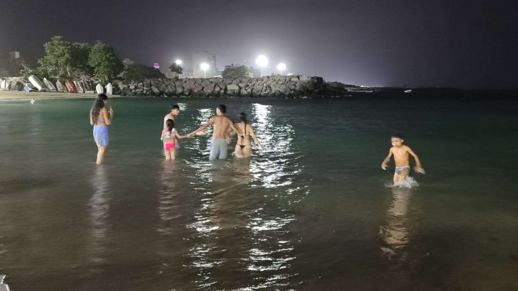 El chapuzón nocturno se populariza en La Guaira