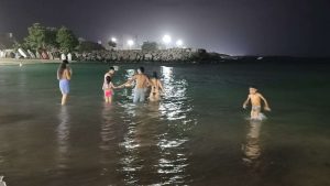 El chapuzón nocturno se populariza en La Guaira