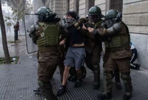 Estudiantes son reprimidos durante marcha contra Kast en Chile
