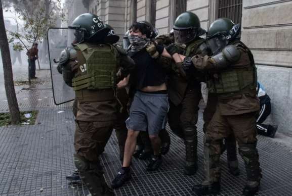 Estudiantes son reprimidos durante marcha contra Kast en Chile